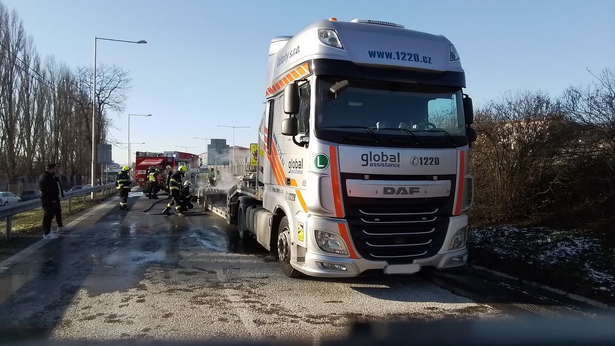 V Prostějově hořel na sjezdu z dálnice návěs kamionu, škoda přesáhla milion